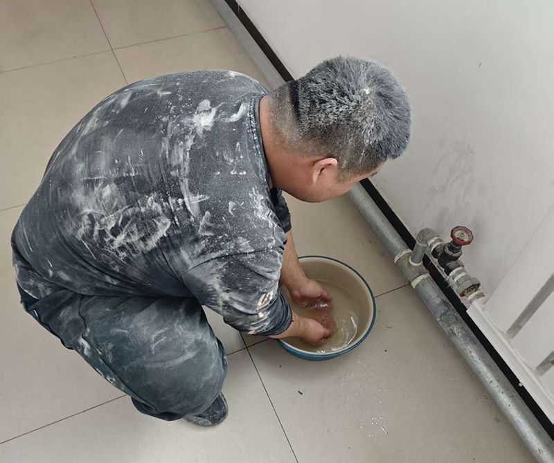 从例行的鸡舍巡查，到深夜的紧急维修：小事背后的责任心